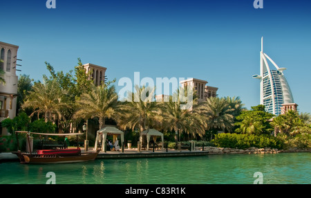 Una vista del famoso Burj Al Arab hotel che si affaccia su una via navigabile in Madinat Resort, Dubai, UAE Foto Stock