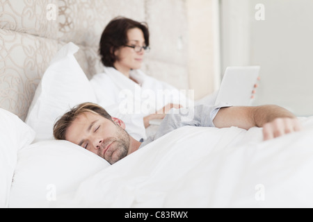 L'uomo addormentato accanto alla ragazza di lavoro Foto Stock