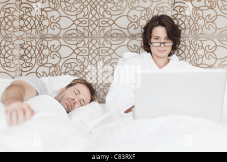 L'uomo addormentato accanto alla ragazza di lavoro Foto Stock