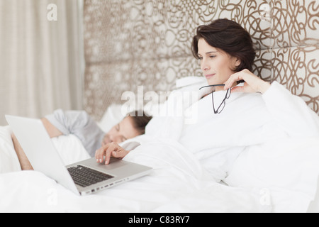 L'uomo addormentato accanto alla ragazza di lavoro Foto Stock