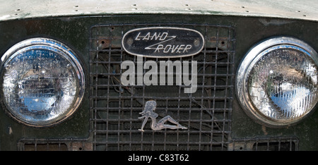 La parte anteriore di un vecchio Land Rover con una seduta lady logo. Mark 1 ? Vista dal lato anteriore. Close up (macro) Foto Stock