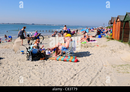 Coppie e persone relax su West Wittering's Beach su "Il giorno più caldo dell'anno'-sorprendentemente in autunno il 1 di ottobre 2011 Foto Stock