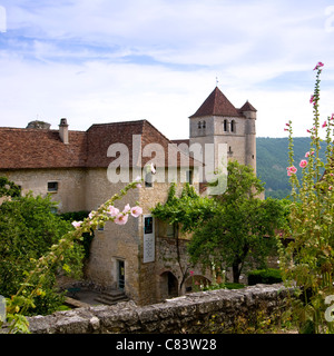 Clifftop storico villaggio di attrazione turistica, St Cirq Lapopie, 46, Lot, Midi Pirenei, Francia, Europa Foto Stock