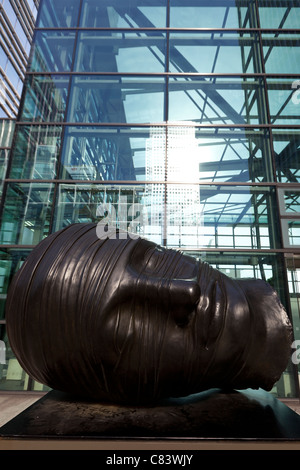 Testa Addormentata un bronzo di Igor Mitoraj creato nel 1993, Canada Square, Londra, Inghilterra, Regno Unito. Foto Stock