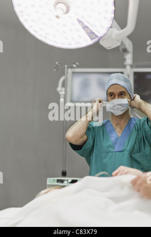 Preparazione di chirurgo in sala operatoria Foto Stock