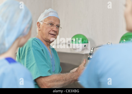 I chirurghi lavaggio delle mani prima del funzionamento Foto Stock