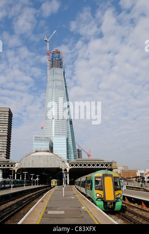 Lavori in corso Shard landmark grattacielo skyline cantiere in costruzione al di là di London Bridge stazione ferroviaria piattaforma Southwark England Regno Unito Foto Stock