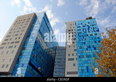 Moderno grattacielo NHS ospedale esterno al Royal Hospital di Londra che fornisce assistenza sanitaria in & around Whitechapel Tower Hamlets East London REGNO UNITO Foto Stock