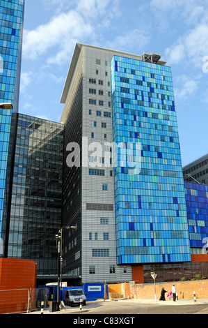 Moderno grattacielo NHS ospedale esterno al Royal Hospital di Londra che fornisce assistenza sanitaria in & around Whitechapel Tower Hamlets East London REGNO UNITO Foto Stock