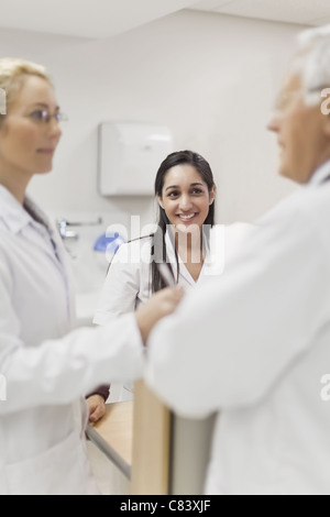 I medici parlano in ospedale Foto Stock