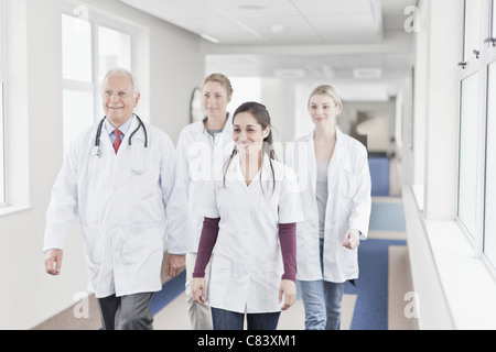 I medici e gli infermieri a piedi in ospedale Foto Stock