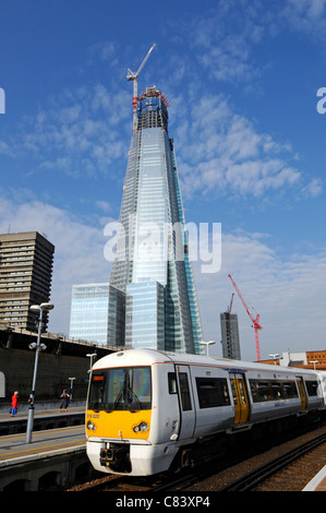 Lavori in corso a Shard grattacielo Landmark Building site in costruzione al di là di London Bridge stazione ferroviaria piattaforma Southwark England Regno Unito Foto Stock