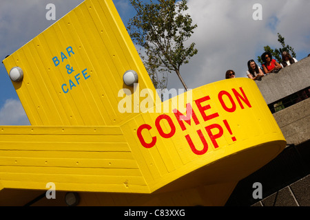 Scala sulla South Bank di Londra andando a cafe e bar dalla Queen Elizabeth Hall Foto Stock