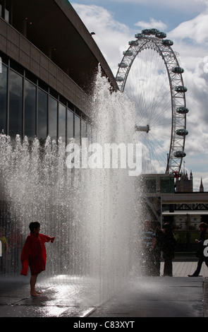 La riproduzione in che figurano camere fontane al di fuori del Festival Hall a Londra il South Bank Foto Stock