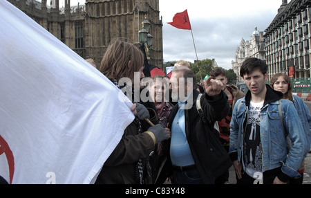 Fotogiornalismo dalle UKuncut del blocco la Bridgedemo a Westminster Bridge di Londra contro il governo di riforma NHS bill Foto Stock