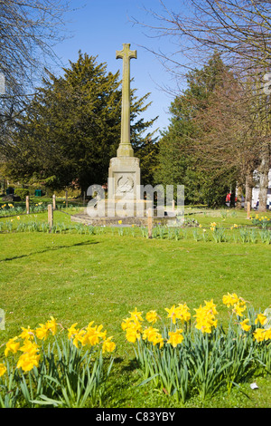 World War Memorial cross, Kingsclere, Hampshire, Inghilterra, Regno Unito Foto Stock