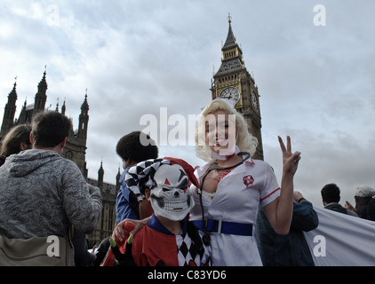 Fotogiornalismo dalle UKuncut del blocco la Bridgedemo a Westminster Bridge di Londra contro il governo di riforma NHS bill Foto Stock