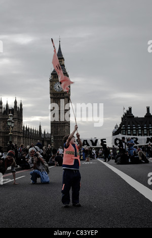 Fotogiornalismo dalle UKuncut del blocco la Bridgedemo a Westminster Bridge di Londra contro il governo di riforma NHS bill Foto Stock