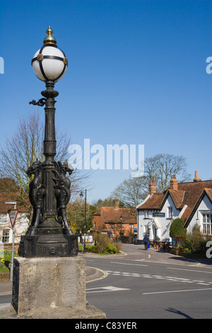 Lampada commemorativa per la Regina Vittoria per il Giubileo di diamante in 1897 e la corona pub, Kingsclere, Hampshire, Inghilterra, Regno Unito Foto Stock
