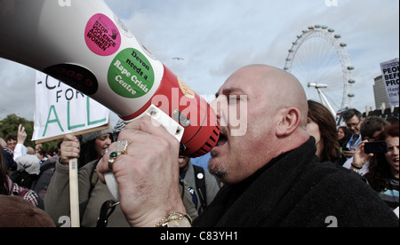 Fotogiornalismo dalle UKuncut del blocco la Bridgedemo a Westminster Bridge di Londra contro il governo di riforma NHS bill Foto Stock