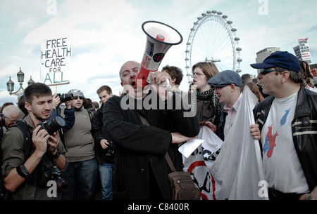 Fotogiornalismo dalle UKuncut del blocco la Bridgedemo a Westminster Bridge di Londra contro il governo di riforma NHS bill Foto Stock