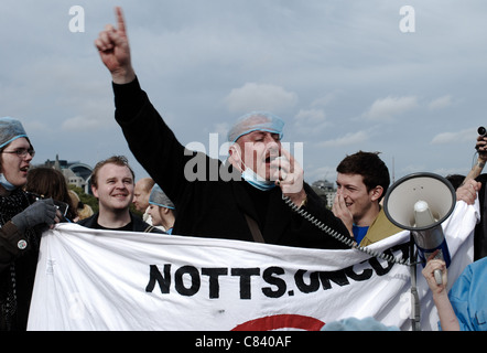 Fotogiornalismo dalle UKuncut del blocco la Bridgedemo a Westminster Bridge di Londra contro il governo di riforma NHS bill Foto Stock