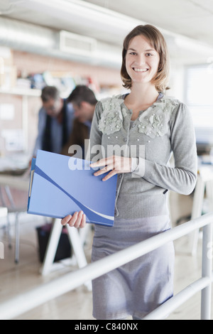 Imprenditrice portante nella cartella di Office Foto Stock