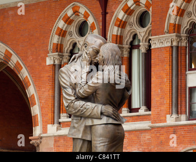 Luogo di incontro statua saluta gli arrivi a Londra su di un treno Eurostar nella stazione di St Pancras Foto Stock