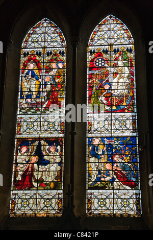 Vetrata, Cattedrale di Salisbury interno, Salisbury, Wiltshire, Inghilterra, Regno Unito Foto Stock