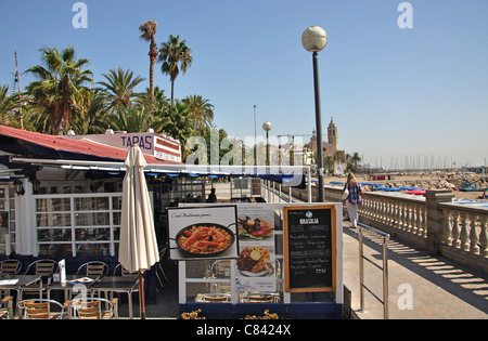 Ristorante sulla spiaggia, Platja de la Ribera, Sitges, provincia di Barcelona, Catalogna, Spagna Foto Stock