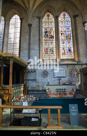 Altare di Sr Laurence, la Cattedrale di Salisbury interno, Salisbury, Wiltshire, Inghilterra, Regno Unito Foto Stock