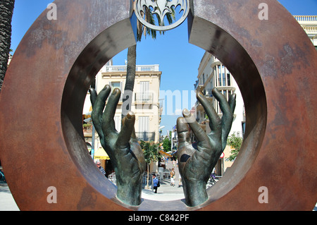 "Guardando al futuro" Facundo Bacardi scultura, Paseo Marítimo, Sitges, provincia di Barcelona, Catalogna, Spagna Foto Stock