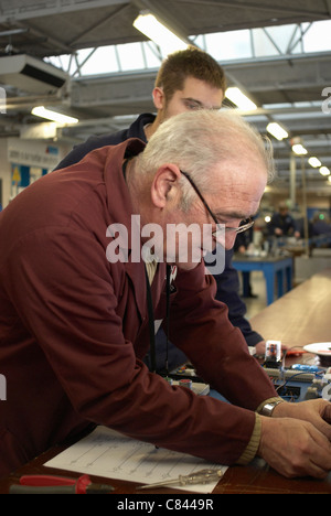 Gli ingegneri che lavorano in negozio Foto Stock