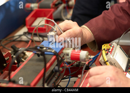 Ingegnere elettrico lavorando in negozio Foto Stock