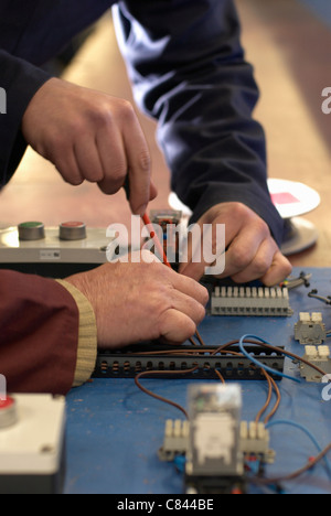 Gli ingegneri che lavorano in negozio Foto Stock