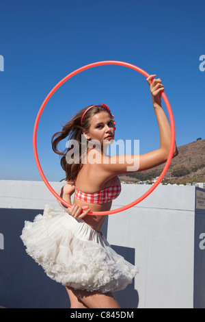 Donna in tutù ballando con hula hoop Foto Stock