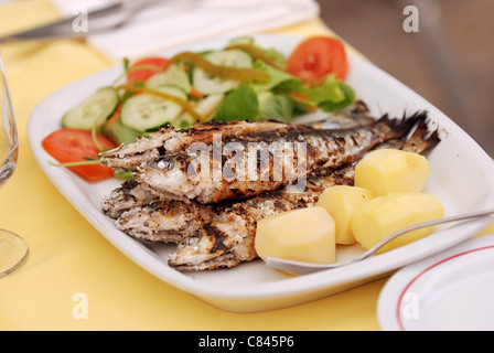 Sardine grigliate con patate e insalata mista Foto Stock