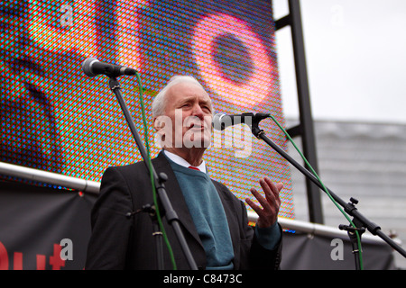 Ex MP Tony Benn risolve il Anti guerra Gruppo di massa in Trafalgar Square e sul decimo anniversario dell'invasione dell'Afghanistan Foto Stock