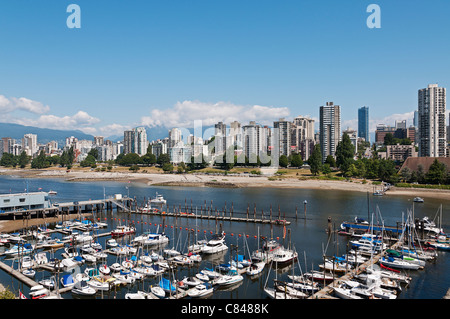 Un viaggio panoramico in estate vista da Vancouver Ponte Burrard. Questa vista di Vancouver prende in English Bay e il quartiere di West End. Foto Stock