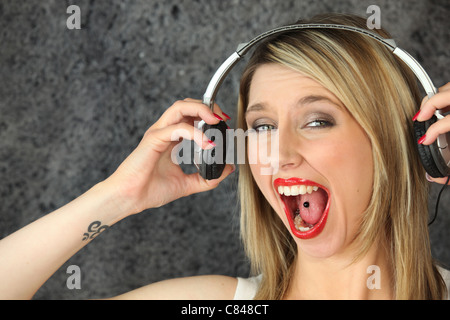 Donna divertirsi cantando ad alta voce Foto Stock