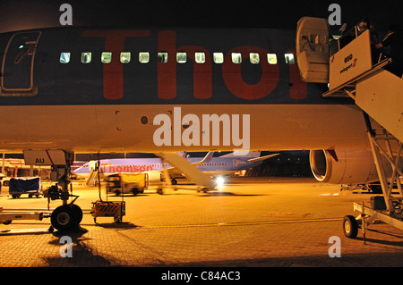 Thomson Boeing 757-204 partenza di notte, Terminal Nord, dall'aeroporto di Gatwick di Londra, Crawley, West Sussex, in Inghilterra, Regno Unito Foto Stock