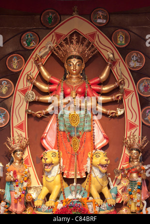 Raffigurazione della dea Durga all 'Pukur Bose Durga Puja pandal' in Kasba, Kolkata (Calcutta), West Bengal, India. Foto Stock