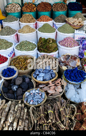 Pressione di stallo di spezie, Place Rahba Kedima, Marrakech, Marocco Foto Stock