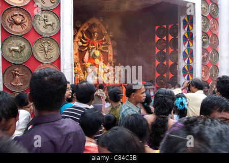 I devoti a 'Pukur Bose Durga Puja pandal' in Kasba, Calcutta, West Bengal, India. Foto Stock