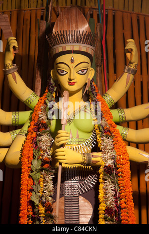 Raffigurazione della dea Durga all 'antoshpur Trikon Park Durgotsab Pujo Comitato' in Kolkata (Calcutta), West Bengal, India. Foto Stock