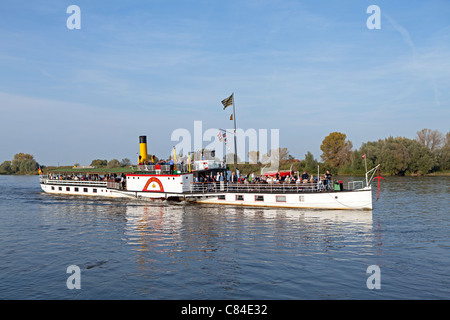 Nave a vapore Kaiser Wilhelm sul fiume Elba vicino Bleckede, Bassa Sassonia, Germania Foto Stock