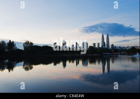 Torri Petronas, Lago Titiwangsa, Kuala Lumpur, Malesia, Sud Est asiatico Foto Stock