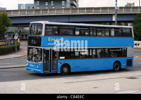 Una rampa bus sostitutivo in viaggio verso Canary Wharf, in legno di pioppo, Londra su una Domenica mattina Foto Stock