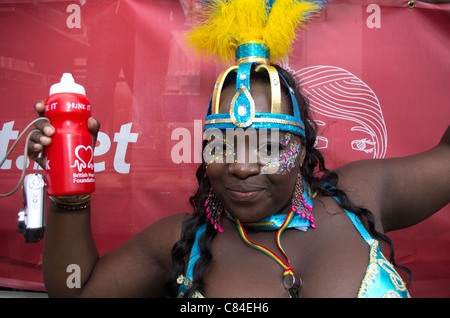 Londra - 29 ago: Performer prende parte al carnevale di Notting Hill Il 29 agosto 2011 a Londra, Inghilterra. Il carnevale annuale, il più grande in Europa, si svolge ogni Ferragosto dal 1966. Foto Stock