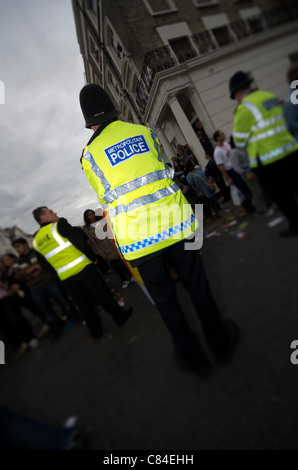 Londra - 28 agosto: poliziotti pattugliano le strade di Notting Hill durante il famoso annuale del Carnevale Caraibico il 29 agosto 2011 a Londra, Inghilterra. Foto Stock